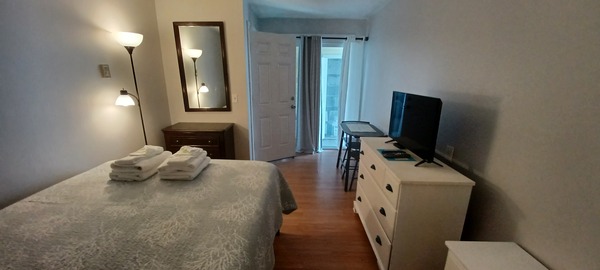 Economy One Queen No Ocean View Photo 4