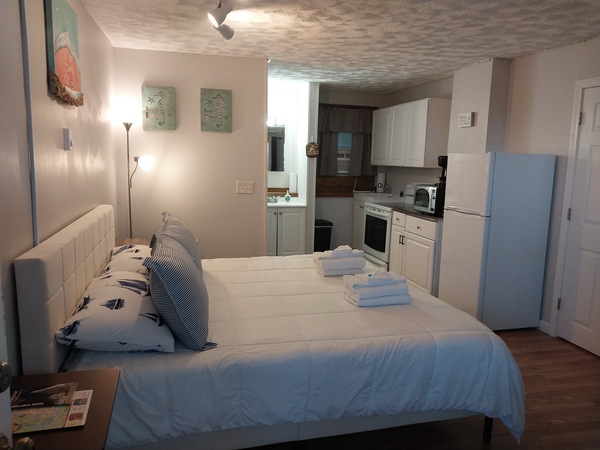 Economy King Bed No Ocean View Photo 7