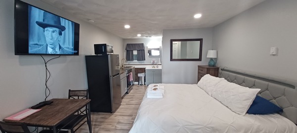 Economy King Bed No Ocean View Photo 1