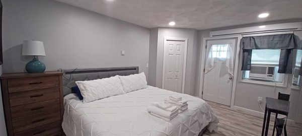 Economy King Bed No Ocean View Photo 4