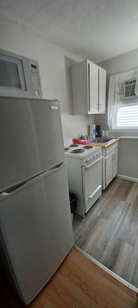 Economy One Queen No Ocean View Photo 2