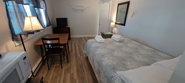 Economy One Queen No Ocean View Photo 3